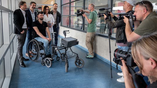 Paralyzed man regains his ability to walk thanks to artificial intelligence 