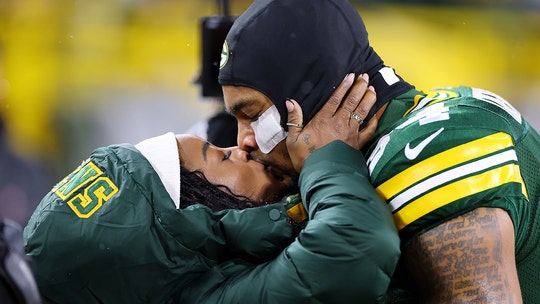 Simone Biles smooches Packers husband Jonathan Owens before game against Chiefs