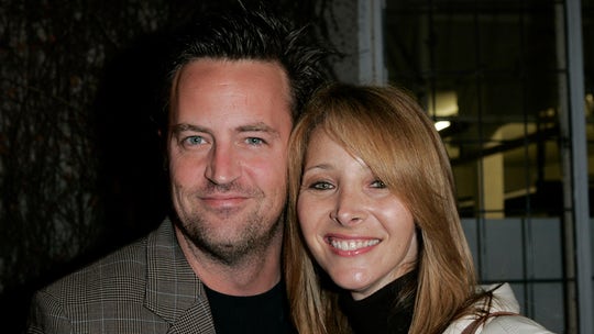 Matthew Perry's 'Friends' co-star Lisa Kudrow thanks him for 'open heart in a six-way relationship'